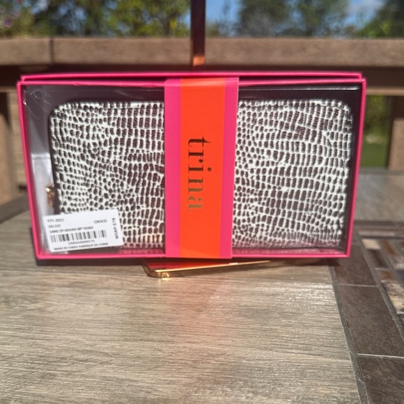 NWT! Trina Turk Black and White Textured Wallet Leather - Picture 1 of 2